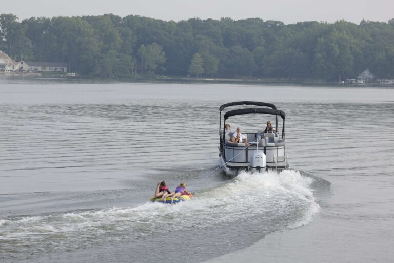 23 SB Sunchaser Pontoon Boat
